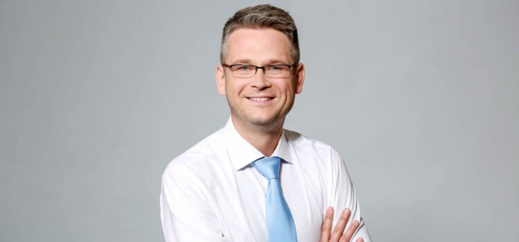 Sesja wizerunkowa Warszawa – portret biznesowy stworzony dla kadry zarządzającej, ułatwiający budowanie relacji z klientami i partnerami biznesowymi.